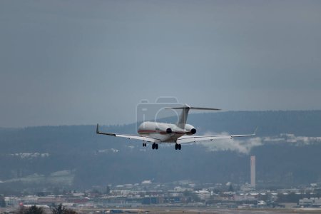 Foto de Zurich, Suiza, 15 de enero de 2024 9H-VJE Vista Jet Bombardier Global 6000 avión aterriza en la pista 14 durante el foro económico mundial en Davos - Imagen libre de derechos