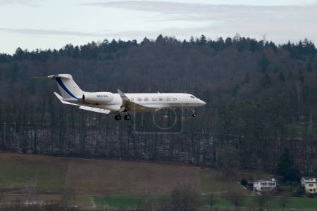 Téléchargez les photos : Zurich, Suisse, le 15 janvier 2024 L'avion N-651XA Gulfstream G650ER atterrit sur la piste 14 lors du forum économique mondial à Davos - en image libre de droit