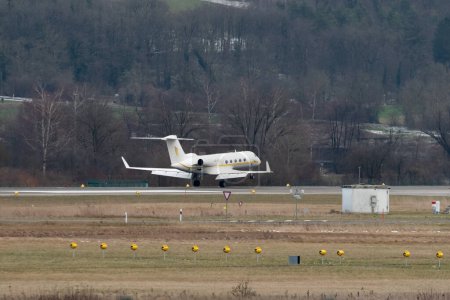 Téléchargez les photos : Zurich, Suisse, le 15 janvier 2024 HZ-SKY2 Sky Prime Aviation L'avion Gulfstream 450 atterrit sur la piste 14 lors du forum économique mondial à Davos - en image libre de droit