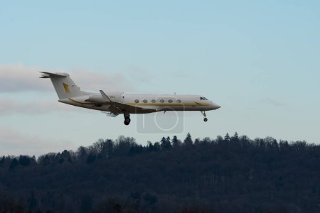 Téléchargez les photos : Zurich, Suisse, le 15 janvier 2024 HZ-SKY2 Sky Prime Aviation L'avion Gulfstream 450 atterrit sur la piste 14 lors du forum économique mondial à Davos - en image libre de droit