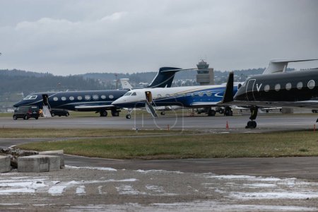 Téléchargez les photos : Zurich, Suisse, 15 Janvier 2024 Différents avions Gulfstream stationnent sur l'aire de trafic lors du forum économique mondial à Davos - en image libre de droit