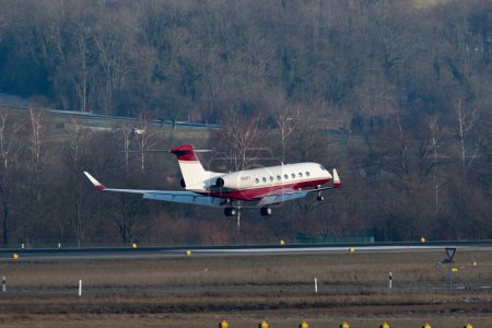 Téléchargez les photos : Zurich, Suisse, le 14 janvier 2024 N-668FX Avion Flex Jet Gulfstream G650 en approche finale de la piste 14 lors du forum économique mondial à Davos - en image libre de droit