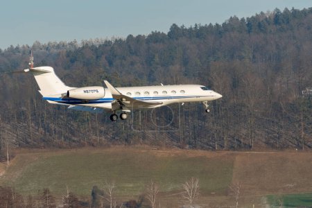 Téléchargez les photos : Zurich, Suisse, le 14 janvier 2024 N-870PS L'avion Gulfstream G650ER atterrit sur la piste 14 lors du forum économique mondial à Davos - en image libre de droit