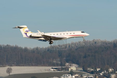 Téléchargez les photos : Zurich, Suisse, le 14 janvier 2024 L'avion T7-CNC Gulfstream G650ER atterrit sur la piste 14 lors du forum économique mondial à Davos - en image libre de droit