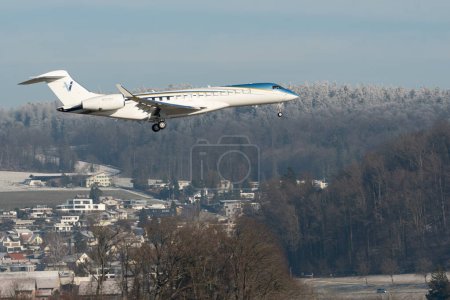 Foto de Zurich, Suiza, 14 de enero de 2024 N-121RS Solairus Aviation Bombardier Global 7500 aircraft on its final approach to runway 14 during the world economic forum in Davos - Imagen libre de derechos