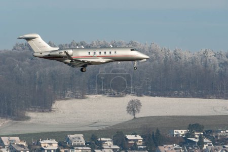 Foto de Zurich, Suiza, 14 de enero de 2024 9H-VCS Vista Jet Bombardier Challenger 350 aeronaves aterriza en la pista 14 durante el foro económico mundial en Davos - Imagen libre de derechos