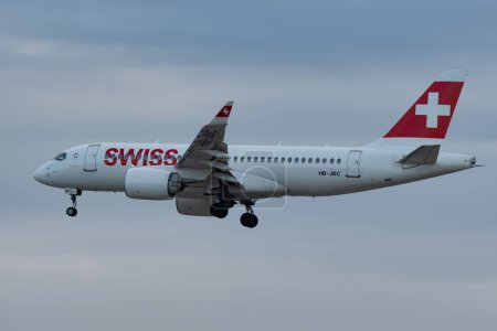Foto de Zurich, Suiza, 14 de enero de 2024 HB-JBC Swiss Bombardier CS-100 o Airbus A220-100 aterrizan en la pista 14 por la noche - Imagen libre de derechos