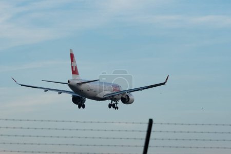 Foto de Zurich, Suiza, 14 de enero de 2024 HB-JCT Swiss Bombardier CS-300 o Airbus A220-300 aterrizan en la pista 14 - Imagen libre de derechos