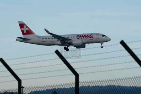 Foto de Zurich, Suiza, 14 de enero de 2024 HB-JBG Swiss Bombardier CS-100 o Airbus A220-100 aterrizan en la pista 14 - Imagen libre de derechos