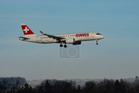 Foto de Zurich, Suiza, 14 de enero de 2024 HB-JCI Swiss Bombardier CS-300 o Airbus A220-300 aterrizan en la pista 14 - Imagen libre de derechos