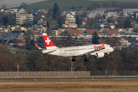 Foto de Zurich, Suiza, 14 de enero de 2024 HB-JCO Swiss Bombardier CS-300 o Airbus A220-300 aterrizan en la pista 14 - Imagen libre de derechos