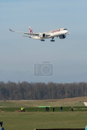 Téléchargez les photos : Zurich (Suisse), le 14 janvier 2024 A7-AML L'Airbus A350-941 de Qatar Airways atterrit sur la piste 14 - en image libre de droit