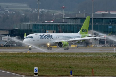 Foto de Zurich, Suiza, 15 de enero de 2024 YL-AVV Air Baltic Bombardier CS-300 or Airbus A220 aircraft is taxiing to its position - Imagen libre de derechos