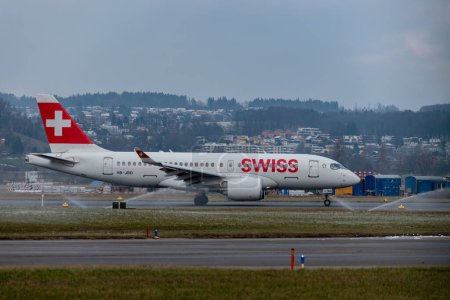 Foto de Zurich, Suiza, 15 de enero de 2024 HB-JBD Swiss Bombardier CS-100 or Airbus A220 aircraft is taxiing to its position - Imagen libre de derechos
