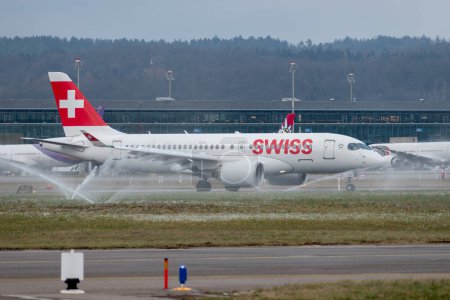 Foto de Zurich, Suiza, 15 de enero de 2024 HB-JBD Swiss Bombardier CS-100 or Airbus A220 aircraft is taxiing to its position - Imagen libre de derechos