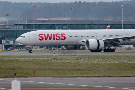 Téléchargez les photos : Zurich, Suisse, le 15 janvier 2024 HB-JNC Lignes aériennes internationales suisses Boeing 777-3DEER vient d'atterrir sur la piste 28 - en image libre de droit