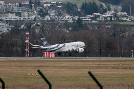 Foto de Zurich, Suiza, 15 de enero de 2024 9H-FIVE Los aviones Comlux Airbus A220-100 o Bombardier CS-100 aterrizan en la pista 14 - Imagen libre de derechos