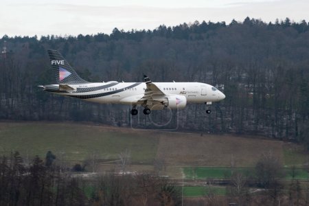 Foto de Zurich, Suiza, 15 de enero de 2024 9H-FIVE Los aviones Comlux Airbus A220-100 o Bombardier CS-100 aterrizan en la pista 14 - Imagen libre de derechos