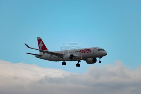 Foto de Zurich, Suiza, 15 de enero de 2024 HB-JCF Swiss Bombardier CS-300 o Airbus A220 aterrizan en la pista 14 - Imagen libre de derechos