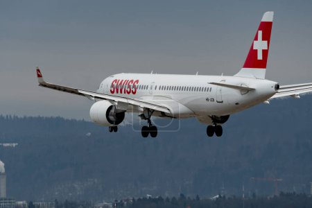 Foto de Zurich, Suiza, 15 de enero de 2024 HB-JCB Swiss Bombardier CS-300 o Airbus A220 aterrizan en la pista 14 - Imagen libre de derechos