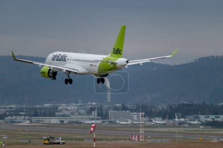 Foto de Zurich, Suiza, 15 de enero de 2024 YL-AAX Air Baltic Bombardier CS-300 o Airbus A220 aterrizan en la pista 14 - Imagen libre de derechos