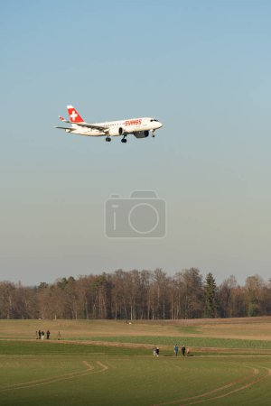 Foto de Zurich, Suiza, 16 de enero de 2024 HB-JBB Swiss Airbus A220-100 o Bombardier CS-100 en su aproximación final a la pista 14 - Imagen libre de derechos