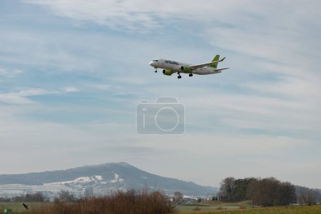Foto de Zurich, Suiza, 16 de enero de 2024 YL-AAR Air Baltic Bombardier CS-300 o Airbus A220-300 aterrizan en la pista 14 - Imagen libre de derechos
