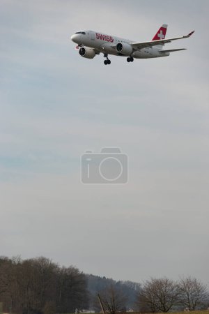 Foto de Zurich, Suiza, 16 de enero de 2024 HB-JBF Swiss Airbus A220-100 o Bombardier CS-100 en su aproximación final a la pista 14 - Imagen libre de derechos