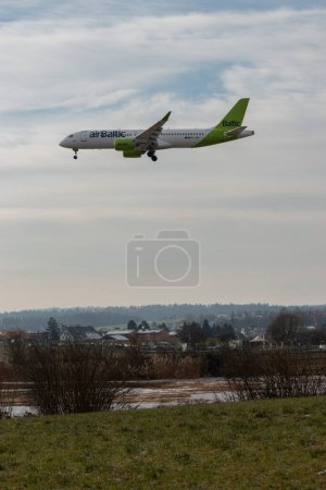 Foto de Zurich, Suiza, 16 de enero de 2024 YL-ABE Air Baltic Bombardier CS-300 o Airbus A220-300 en su aproximación final a la pista 14 - Imagen libre de derechos
