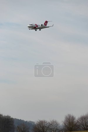 Foto de Zurich, Suiza, 16 de enero de 2024 HB-JWB Rega Swiss air ambulance Bombardier Challenger 650 aircraft is landing on runway 14 - Imagen libre de derechos