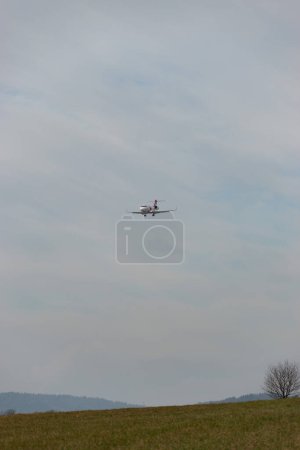 Téléchargez les photos : Zurich (Suisse), le 16 janvier 2024 HB-JWA REGA ambulance aérienne suisse Bombardier Challenger 650 en approche finale de la piste 14 - en image libre de droit