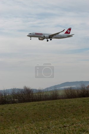 Foto de Zurich, Suiza, 16 de enero de 2024 HB-JCF Swiss Bombardier CS-300 o Airbus A220-300 en su aproximación final a la pista 14 - Imagen libre de derechos