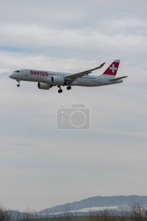 Foto de Zurich, Suiza, 16 de enero de 2024 HB-JCU Swiss Bombardier CS-300 o Airbus A220-300 en su aproximación final a la pista 14 - Imagen libre de derechos