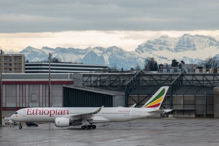 Téléchargez les photos : Zurich, Suisse, le 17 janvier 2024 ET-AWO Ethiopian Airlines L'avion Airbus A350-941 stationnera sur l'aire de trafic un jour de pluie - en image libre de droit
