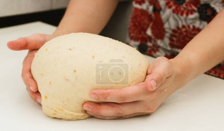 Primer plano de la mujer amasando masa, Manos formando pan en una panadería orgánicaManos formando pan en la tienda de pan local