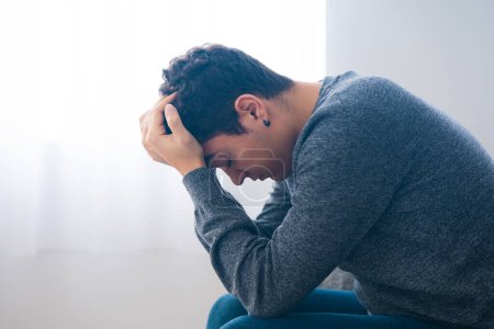 Trauriger hispanischer Teenager, der Hände auf dem Kopf sitzt. Depression, Angst, Stress und psychische Gesundheit