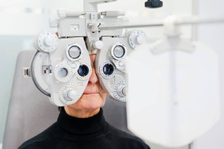 Mujer mayor haciendo prueba de visión en una clínica de oftalmología. Cuidado de la vista en el concepto de edad avanzada.
