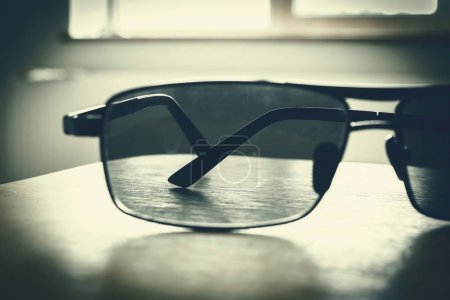 Foto de Gafas protectoras para ojos. Gafas teñidas de verano. Gafas para protección solar - Imagen libre de derechos