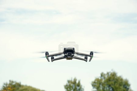 Téléchargez les photos : Rivne region, Ukraine - 17 septembre 2022 Un drone survole un champ. quadcopter moderne - en image libre de droit