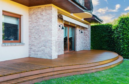 Téléchargez les photos : Villa de luxe extérieure avec terrasse jardin et parquet exotique. - en image libre de droit