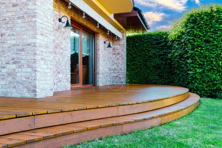 Téléchargez les photos : Villa de luxe extérieure avec terrasse jardin et parquet exotique. - en image libre de droit
