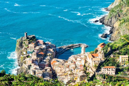 Téléchargez les photos : Vue du village médiéval - Vernazza, Parc National des Cinque Terre en automne - en image libre de droit