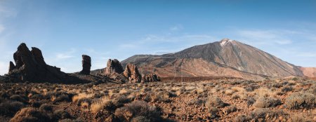 Téléchargez les photos : Panorama of caldera in Teide National Park, Tenerife, Canary Islands, Spain. Roques de Garcia in the foreground and snow covered mount Pico del Teide in the background. - en image libre de droit