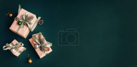 Téléchargez les photos : Bannière avec de nombreuses boîtes-cadeaux avec des décorations en papier sur fond turquoise. Fond de Noël. - en image libre de droit