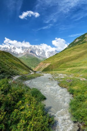 Vista del glaciar Shara, valle de la montaña, lengua glaciar, morrena glaciar, montañas del Cáucaso, Ushguli, Cáucaso, Georgia