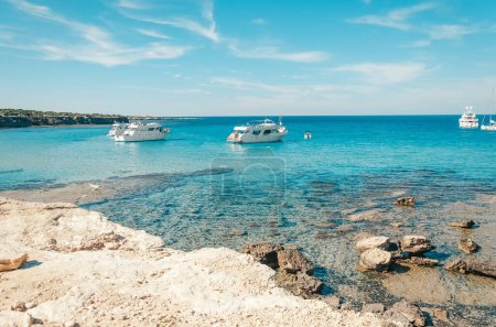 Téléchargez les photos : Des bateaux de tourisme mouillent à Blue Lagoon sur la péninsule d'Akamas à Chypre - en image libre de droit