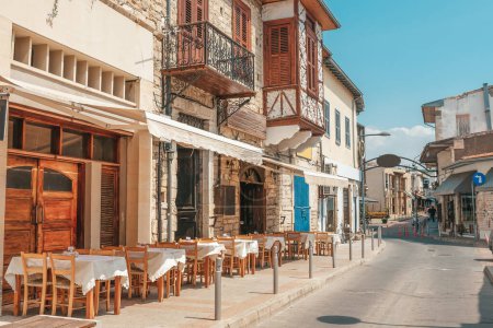 Téléchargez les photos : Belle vieille rue à Limassol, Chypre
. - en image libre de droit