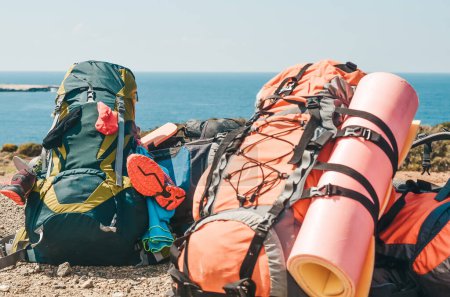 Téléchargez les photos : Sacs à dos pour le trekking se coucher pendant le repos. - en image libre de droit