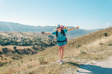 Téléchargez les photos : Une randonneuse de jps parcourt une route de trekking dans les montagnes de Chypre et apprécie la nature. - en image libre de droit