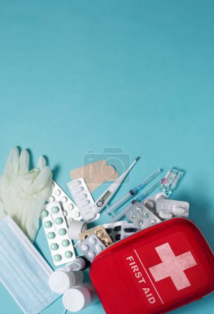 Téléchargez les photos : Vertical baner for Home first aid kit on a blue background. The elements of the first aid kit - en image libre de droit